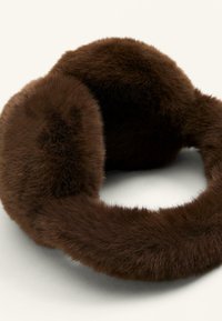 Brun faux fur öronvärmare med cirkeldesign. Mjuk textur och slät yta, med en plysch utsida och ett öppet inre cirkel.