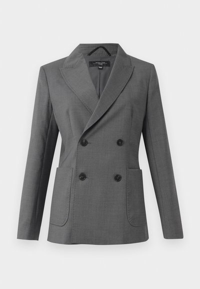 Blazer grigio doppiopetto con ampi rever, quattro bottoni neri, due tasche anteriori a toppa e maniche lunghe, mostrato su uno sfondo bianco.