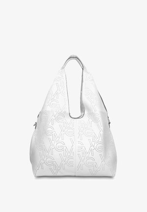 Witte leren handtas met geperforeerde letters die een herhalend "GVM"-patroon vormen, voorzien van een brede lusvormige handgreep en een ritssluiting aan de zijkant.
