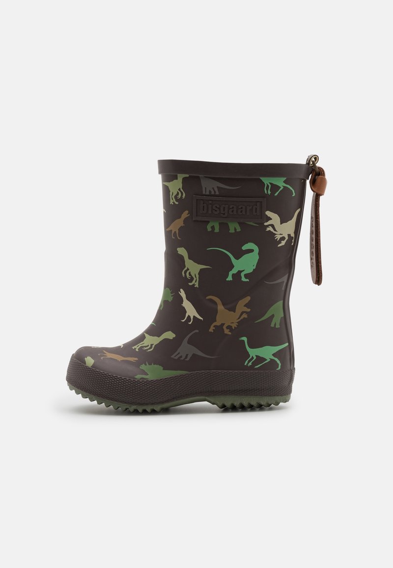Botte de pluie marron foncé pour enfant avec silhouettes de dinosaures vertes et beiges, semelle texturée, et languette marron avec patch logo.