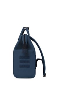 Zaino in tessuto blu scuro di forma triangolare, con chiusura superiore a zip e tre cinghie orizzontali in nylon per il trasporto. Texture liscia, con tracolla regolabile.