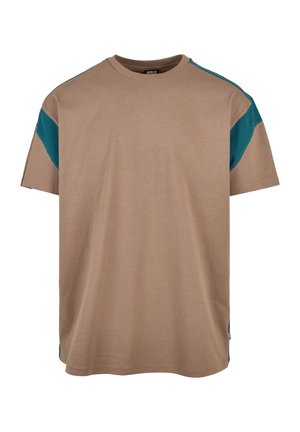 Tan bomulds t-shirt med en afslappet pasform, korte ærmer og kontrasterende teal detaljer langs skuldrene. Ingen bemærkelsesværdige mønstre eller hardware.