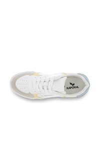 Sneaker bianco con accenti grigio chiaro e gialli. Presenta una punta perforata, lacci piatti e un tallone blu. Logo visibile sulla soletta e sul lato.