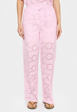 Pantalones de algodón bordados en rosa claro, con patrones florales recortados, una cinturilla elástica y un ajuste relajado de pierna ancha.