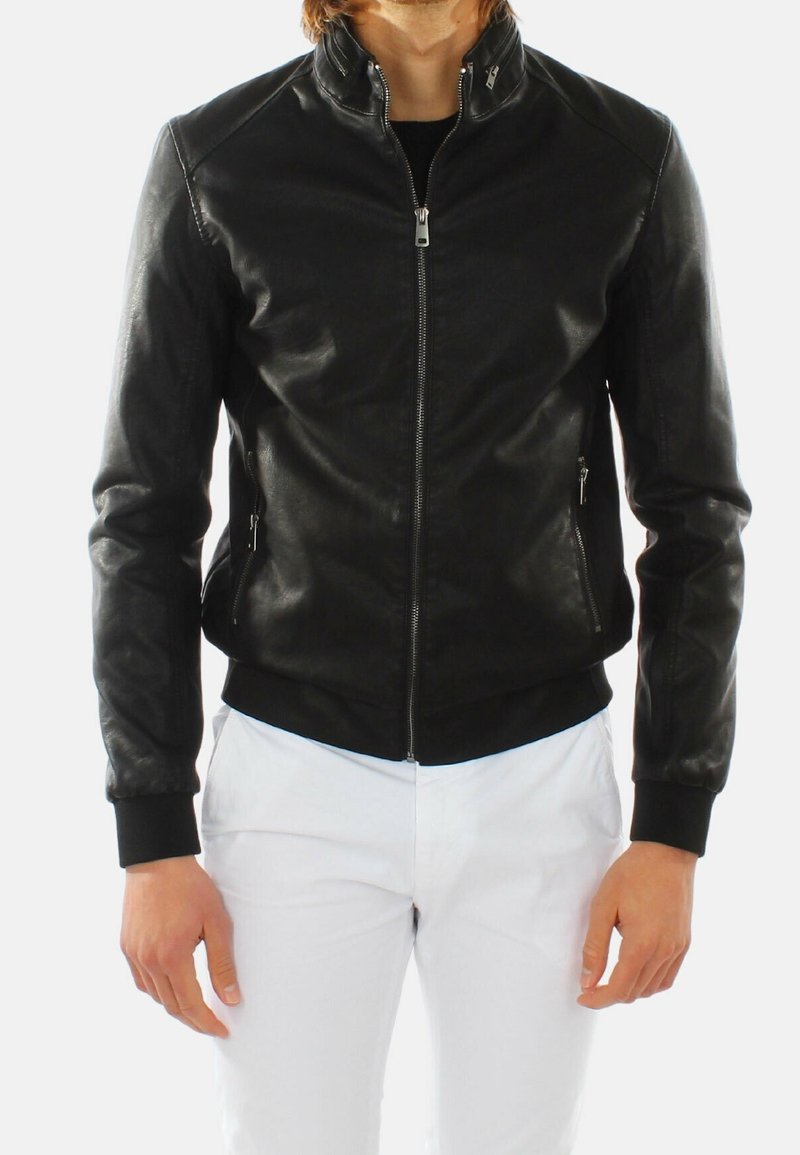 Giubbotto bomber in pelle nera con zip frontale, colletto rialzato e tasche laterali. I polsini e l'orlo a coste migliorano il design aderente.