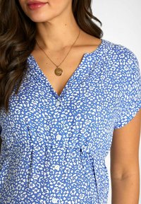 JoJo Maman Bébé ANIMAL MATERNITY MIDI MATERNITY - REGULAR FIT - Freizeitkleid - blue animal print