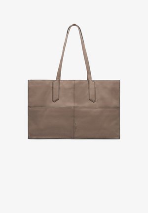 Jasnoszara torba typu tote wykonana ze skóry, z dwoma długimi uchwytami, o prostokątnym kształcie, gładkiej fakturze i widocznych detalach przeszyć. Posiada cztery pionowe sekcje.