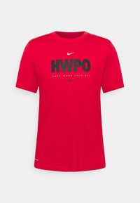 Camiseta roja de manga corta Nike Dri-FIT con el texto "HWPO" y "HARD WORK PAYS OFF" en negro en el frente.