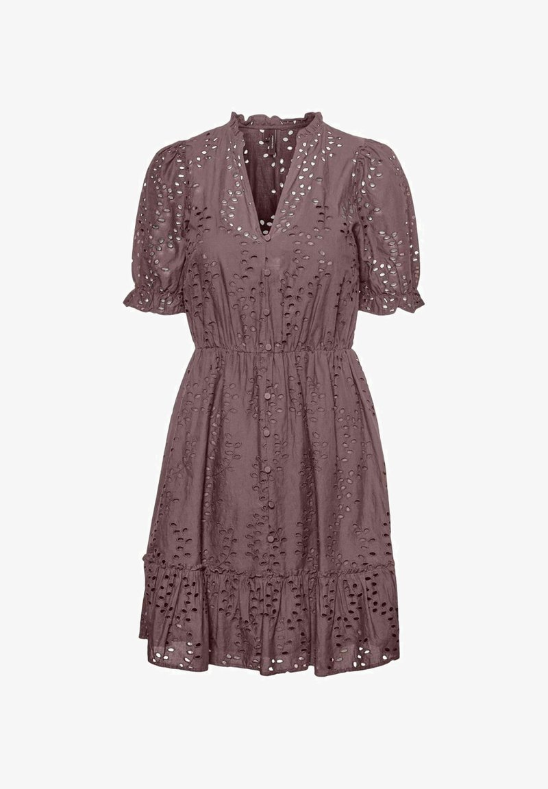 Robe courte mauve avec manches courtes bouffantes, boutonnée sur le devant, taille élastique et motif en dentelle ajourée sur tout le tissu.