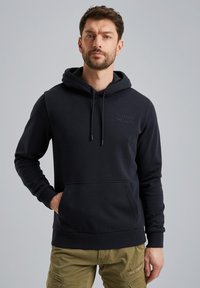 Zwarte hoodie van een katoenmix, met een voorzak en geborduurd logo. Geribbelde manchetten en zoom met een soepele textuur.