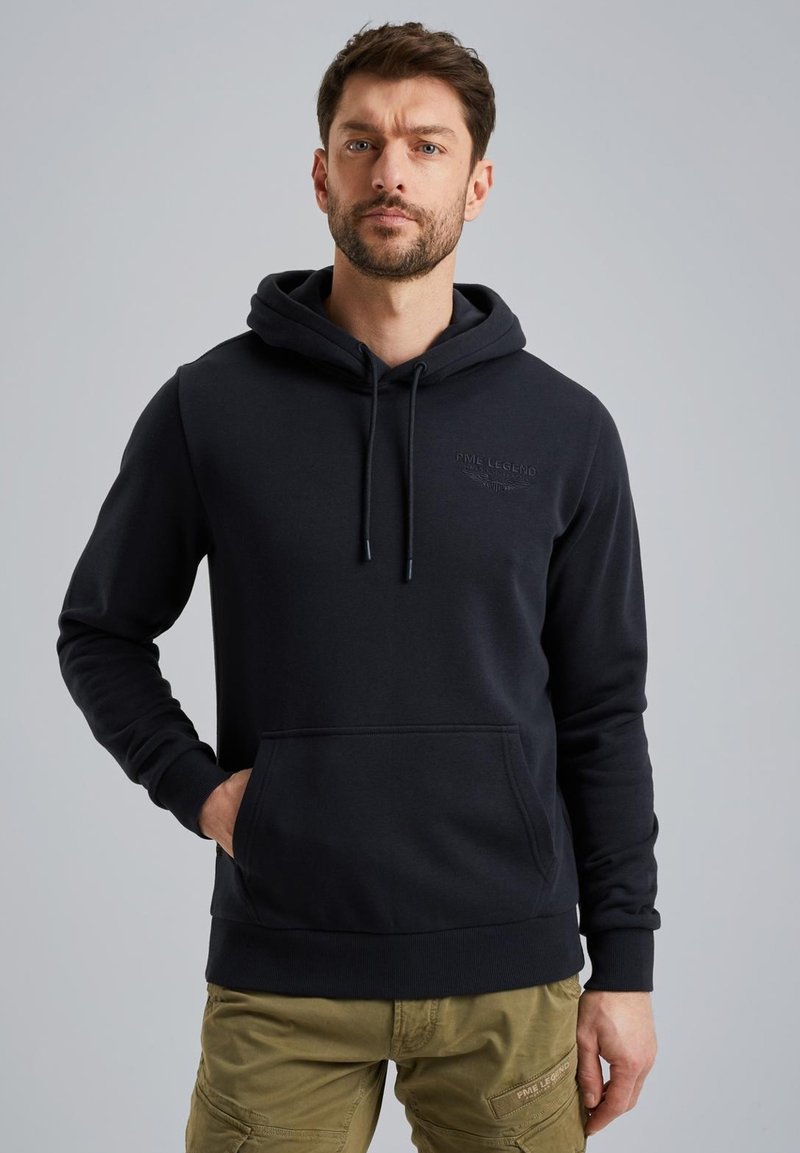 Sudadera con capucha negra, hecha de una mezcla de algodón, con un bolsillo delantero y logotipo bordado. Puños y dobladillo de canalé con una textura suave.