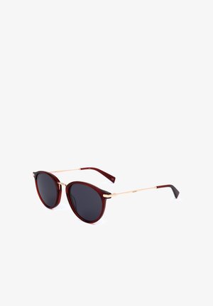 Occhiali da sole rotondi con lenti scure, montatura in plastica color bordeaux, sottili accenti in metallo dorato e sottili aste bordeaux.