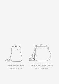 Due borse: a sinistra (Signora Sugar Pop) è compatta e rettangolare, a destra (Signora Fortune Cookie) è più grande con una forma arrotondata e dettagli in metallo.