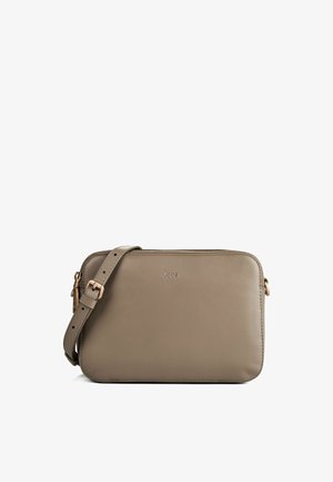 Lille taupe læder crossbody taske med justerbar rem og guldfarvet spænde, med lynlås og præget brandnavn foran.