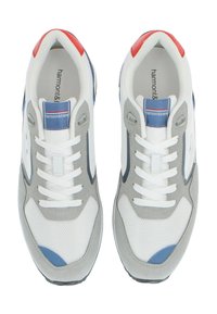 Scarpe da ginnastica bianche con accenti grigi, blu e rossi. Presentano pannelli in mesh, sovrapposizioni in pelle e lacci bianchi piatti. Logo sulla linguetta.