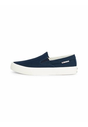 Scarpa in tela navy slip-on con suola in gomma bianca, dotata di pannelli elasticizzati sui lati e di un piccolo tag logo sul tallone esterno.