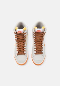 Nike Sportswear BLAZER MID 77 PRO CLUB - Vysoké tenisky - light bone/sail/sesame/pecan/sail/hot curry