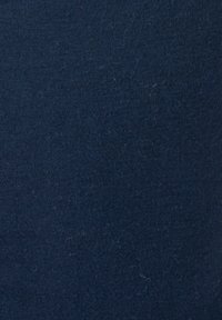 Tessuto in cotone blu navy con una superficie liscia, caratterizzato da un sottile motivo a righe e leggerei fibre visibili sulla superficie.