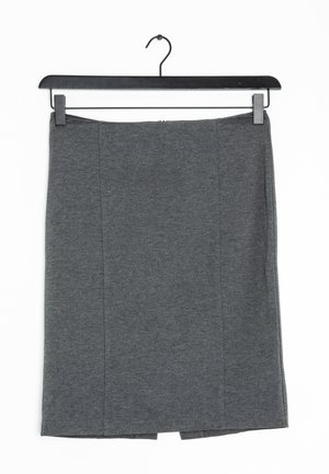 Jupe grise longueur genoux avec des détails de couture subtils, suspendue sur un cintre noir sur fond blanc.