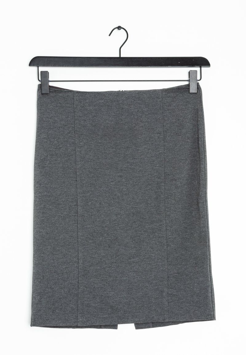 Jupe grise longueur genoux avec des détails de couture subtils, suspendue sur un cintre noir sur fond blanc.