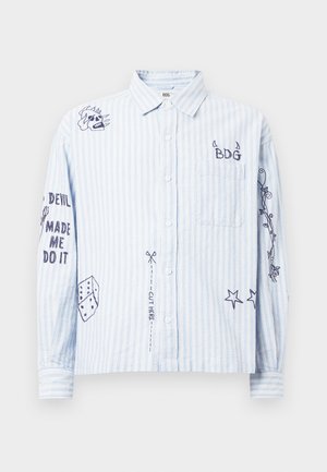 Pružitasta modro-bela srajca na gumb z vezenimi vzorci, vključno s tekstom in motivi, sproščenega kroja ter dolgimi rokavi.