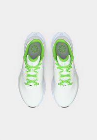 Λευκά αθλητικά παπούτσια με πράσινες λεπτομέρειες, υφασμένο επάνω μέρος, μαξιλαρωμένη γλώσσα και κορδόνια. Το εσωτερικό διαθέτει σχεδιασμό λογότυπου στη σόλα.