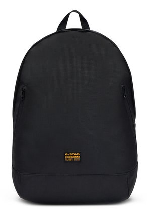 Černý batoh G-Star Originals s texturovanou látkou, dvěma bočními zipy, horním madlem a žlutou značkovou štítkem na předním středu.