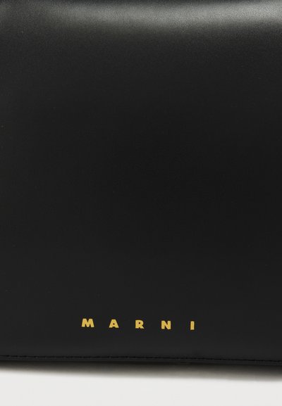 Μαύρο δερμάτινο πουγκί με ομαλή υφή και χρυσό λογότυπο "MARNI" στο κάτω μέρος. Απλός σχεδιασμός, ορθογώνιο σχήμα, χωρίς πρόσθετα χαρακτηριστικά.
