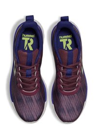 Fioletowo-bordowe buty sportowe z teksturowaną siateczkową cholewką, białą podeszwą i zielonym logo na języku.