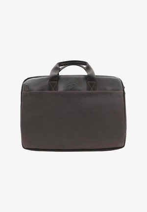 Mallette rectangulaire noire avec double poignée, poche avant zippée et logo en relief discret au-dessus de la poche.