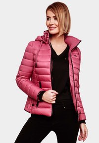 Getailleerde roze gewatteerde jas met een capuchon, rits aan de voorkant en elastische manchetten. Heeft een gladde textuur en een lichte glans. Inclusief zwarte accenten.
