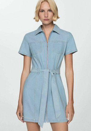 Rochie din denim albastru deschis, cu mâneci scurte, guler, închidere cu fermoar în față, două buzunare în piept și o curea asortată la talie.