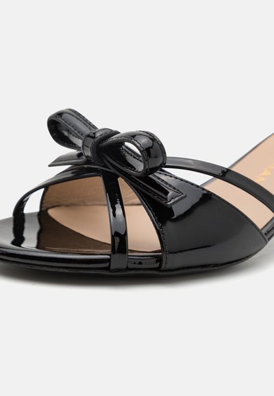 Stuart Weitzman FELICITY BOW SLIDE - Mules à talons - black