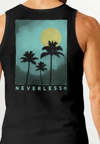Ein muskulöser Mann trägt ein schwarzes Tanktop mit Palmen und einer großen gelben Sonne auf einem türkisfarbenen Hintergrund, mit dem Wort "NEVERLESS."