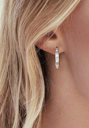 Sølv hoop ørering med flerfarvede ædelstene indsat i et lige design; glat tekstur med en poleret finish.