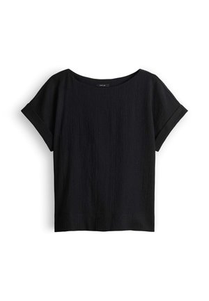 Blusa nera a maniche corte con texture, polsini arrotolati e scollo arrotondato, mostrata su sfondo bianco.