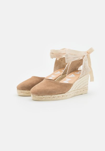 Wedge espadrilles in suede marrone con tomaia in tessuto intrecciato, lacci in raso e suola in corda di juta. Texture liscia e design della punta arrotondata.