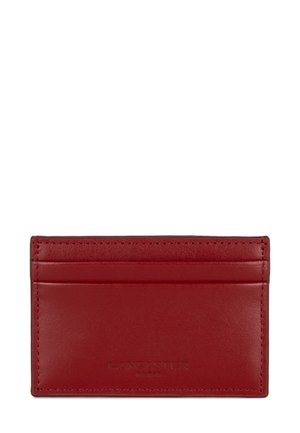 Portefeuille en cuir rouge avec quatre emplacements, logo embossé et texture lisse. Compact, avec des bords arrondis et des coutures soignées.