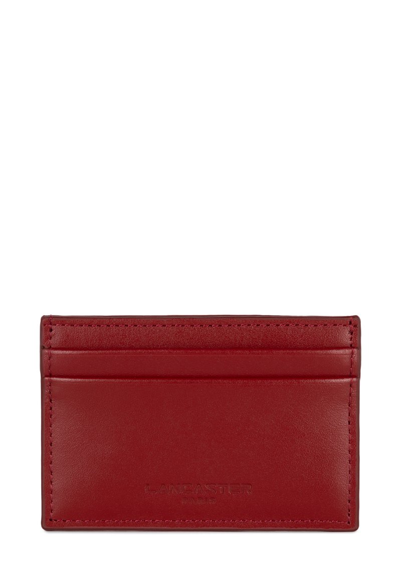 Portafoglio in pelle rossa con quattro slot, logo impresso e texture liscia. Compatto, con bordi arrotondati e cuciture ordinate.