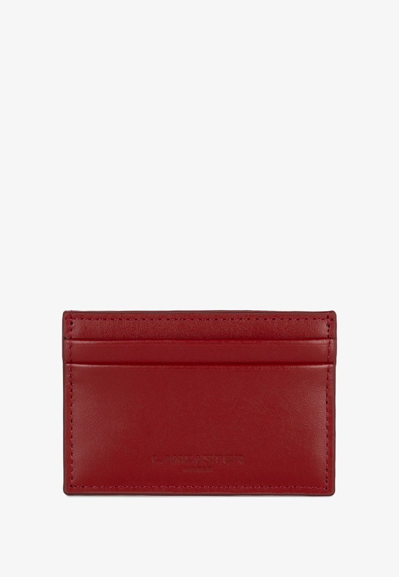 Portafoglio in pelle rossa con quattro slot, logo impresso e texture liscia. Compatto, con bordi arrotondati e cuciture ordinate.