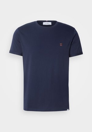 Mörkblå T-shirt med kort ärm, tillverkad av mjuk bomull, med rund hals och en liten orange "II" brodering på bröstet.