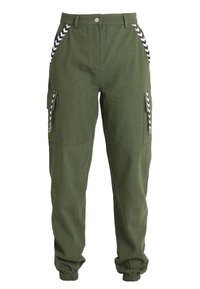 Gröna cargobyxor med elastiska muddar, sidofickor och chevronmönstrade detaljer längs fickorna. Tillverkade av slitstarkt tyg.