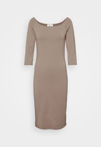 Vestido castanho ajustado com mangas de três quartos, decote largo e textura suave semelhante ao algodão. Barra até o joelho, design minimalista.
