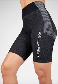 Crne fitness kratke hlače s rebrastim pojasom, s teksturiranim sivo naglaskom i natpisom "GORILLA WEAR" otisnutim u bijeloj boji na nozi.