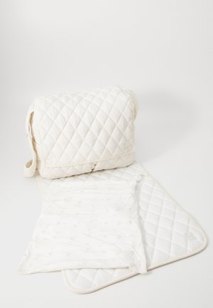 Kärgkudumiga valge mähkmekott reguleeritava rihmaga, millel on sile tekstuur ja mustriline mähkimisalus, mõlemad vastavad värvigammas.