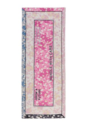 Écharpe rectangulaire avec motif floral multicolore et texte « Cultivez un avenir », « En harmonie avec la nature » et « Manipuler avec soin » sur un panneau central rose.