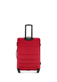 Roter Hartschalenkoffer mit horizontalen Rillen, schwarzem ausziehbarem Griff und vier Rollen für Mobilität. Glatte, strukturierte Oberfläche.