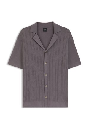 Szara dzianinowa koszula na guziki z krótkim rękawem, z pionowymi prążkami i spiczastym kołnierzykiem, z metką "BOSS" wewnątrz kołnierza.