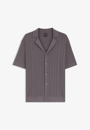 Szara dzianinowa koszula na guziki z krótkim rękawem, z pionowymi prążkami i spiczastym kołnierzykiem, z metką "BOSS" wewnątrz kołnierza.