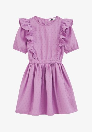 Liliowa sukienka z krótkim rękawem o kropkowanej fakturze, elastycznym pasie, falbanką na przodzie i ramionach oraz okrągłym dekolcie z zapięciem na guzik z tyłu.